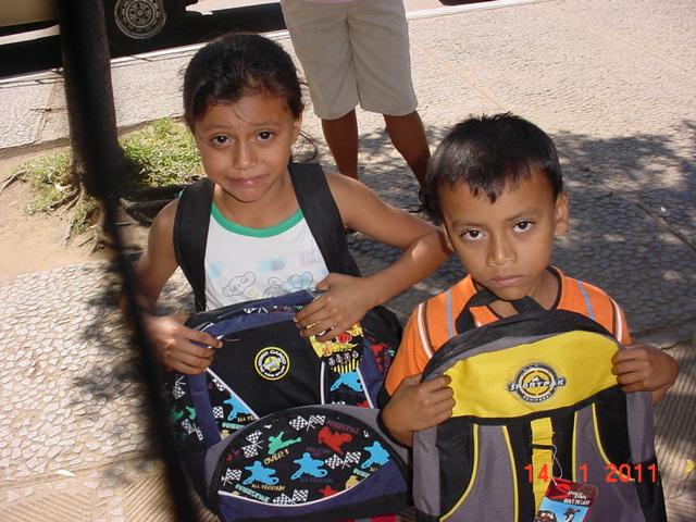 Estos niños van alegres con sus mochilas